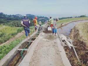 PEMERINTAH DESA BONTO MEMBANGUN AKSES JALAN TANI PERSAWAHAN TAHUN ANGGARAN 2024

jalan usaha tani, perswahan yang puluhan hektar  ini yang terletak di dusun Tombolo Tombolo Eja sudah sekian lama dinantikan oleh warga dari tahun-tahun yang lalu sering diusulkan baik pada musyawarah perencanaan desa. kecamatan dan kabupaten. namun usulan demikian selalu gagal.  pada tahun ini Pemerintah Desa Bonto dalam Hal. H. ARIFUDDIN sebagai kepala Desa menganggarkan pada APBDesa tahun anggaran 2024. yang sekian lama direnacanakan baru Tahun ini dapat terealisasi. berkat bantuan dari aparat pemerintahan untuk  menyetujui pada musyawarah tahun sebelumnya. dan aparat BPD juga berusaha keras untu jalan meminta kesepakatan warga yg di lewati lahannya untuk dihibahkan walaupun jalanan ini hanya untuk motor ojek dan Hant Traktor mini. masyarakat sangat ambisius dan gembira untuk menerima program tersebut dan masyarakat juga mau menyumbangkan swadaya tenaga. dan waktu. alhamdulillah pada tahun ini masyarakat sangat senang dan gembira karna akses untuk ke tempat aktifitas atau persawahan sangat mudah dulunya jangan kan dibilang motor untuk mengangkut kuda saja tidak bisa. harapan kami sebagai pemerintah Desa semoga warga para petani dapat menjaga dan memelihara aset aset Desa tersebut sehingga daya manfaatnya akan. panjang. 

penamitra bayangkara.
penulis: RAMLI