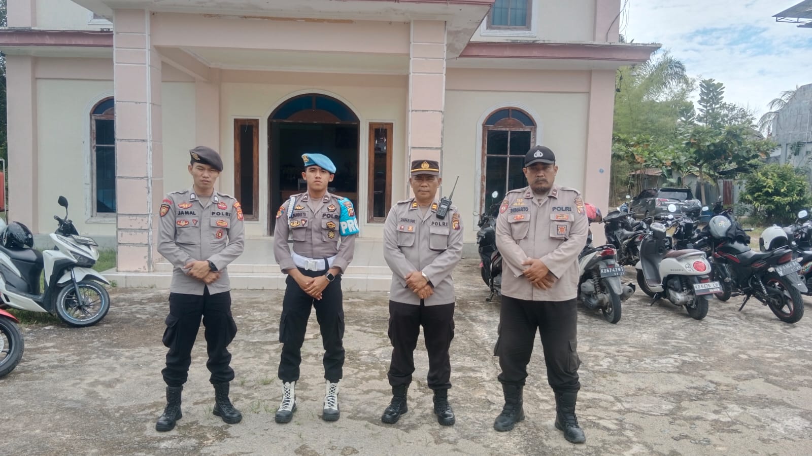 Polsek Ngabang Jaga Kedamaian Ibadah Minggu, Jemaat Disambut dengan Senyum Ramah