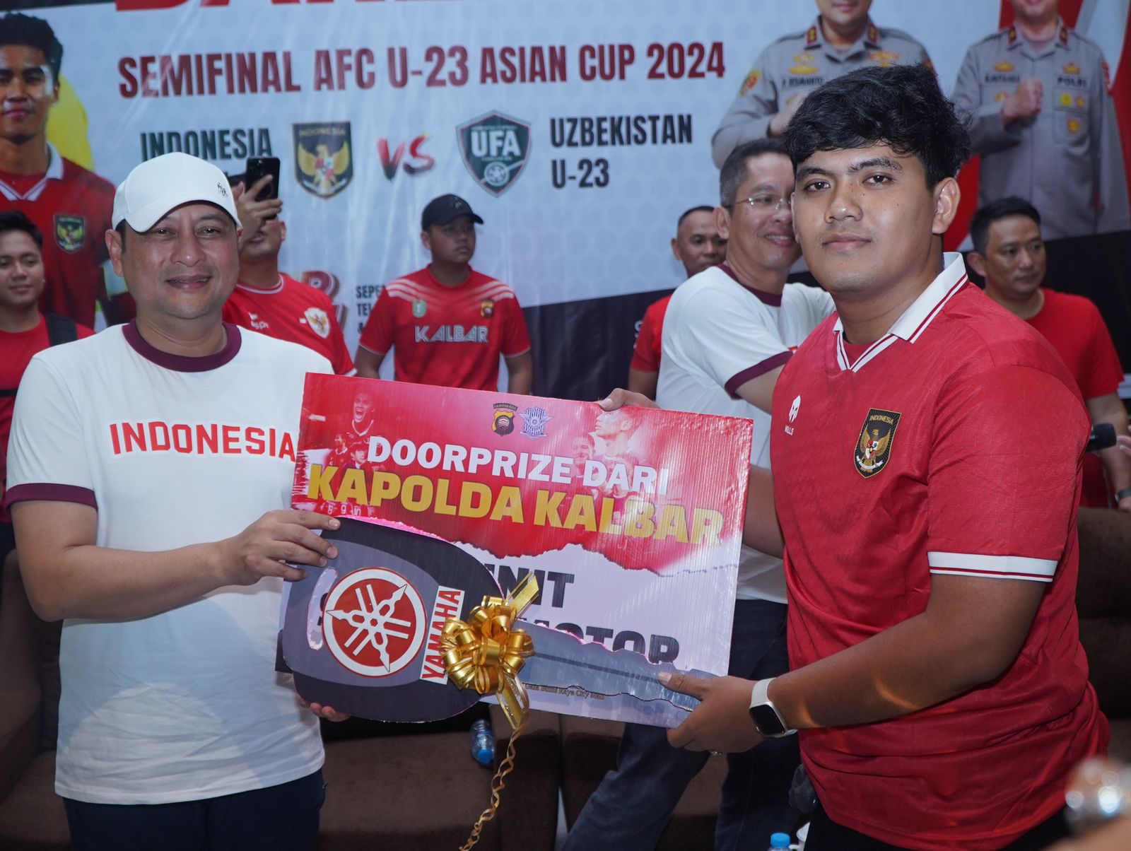 Tingkatkan Rasa Kebersamaan Dengan Masyarakat, Polda Kalbar Gelar Nobar Babak Semifinal Timnas Indonesia Vs Uzbekistan